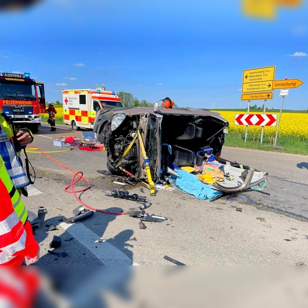 Die eingeklemmte Person musste von der Feuerwehr aus dem Microcar befreit werden. (Foto: KBI Dachau)