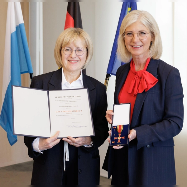 Sozialministerin Ulrike Scharf überreichte das Bundesverdienstkreuz an Ingeborg Elisabeth Kropp-Arend. (Foto: Martina Nötel / StmAS)