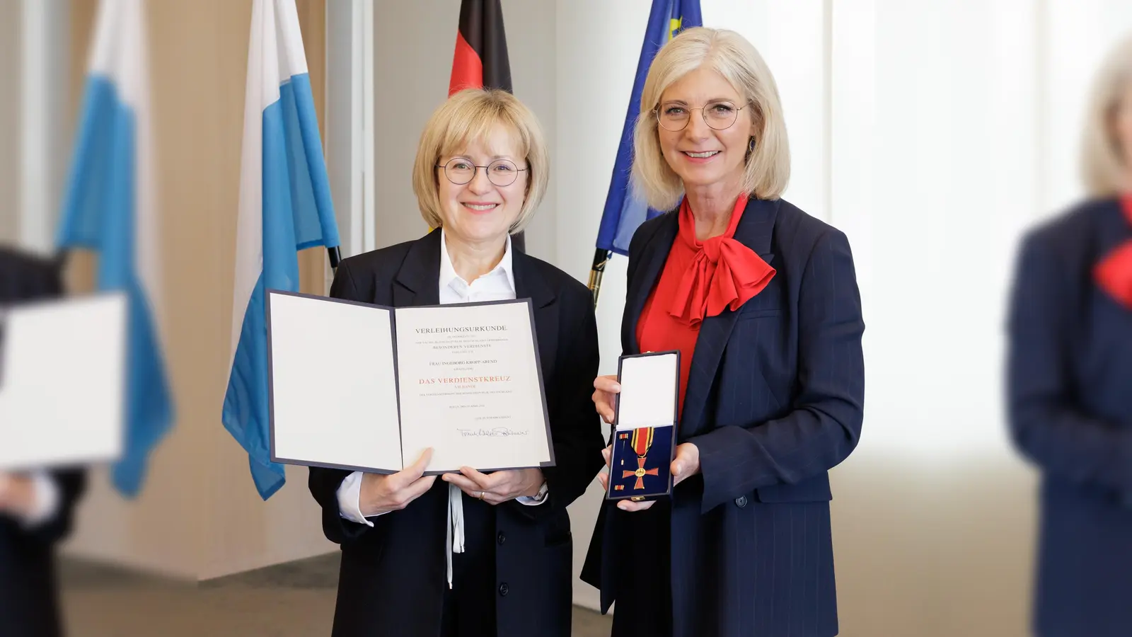 Sozialministerin Ulrike Scharf überreichte das Bundesverdienstkreuz an Ingeborg Elisabeth Kropp-Arend. (Foto: Martina Nötel / StmAS)