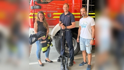 Ramona Schmid, Florian Scharf und Alexander Grögeder (von li) bei der Übergabe der Ausrüstung im Dachauer Gerätehaus. (Foto: Feuerwehr Dachau)