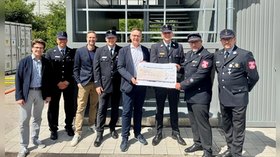 OB Florian Hartmann, Jürgen Tich, VR-Pressesprecher Florian Rohrmüller, stellv. Kommandant Gerd Lobmeier, Kommandant Thomas Hüller, VR-Vorstandssprecher Johann Schöpfel, Vorstandsvorsitzender Florian Reiter,stellv. Vorsitzender Matthias Glück (v .l.) (Foto: VR Bank)