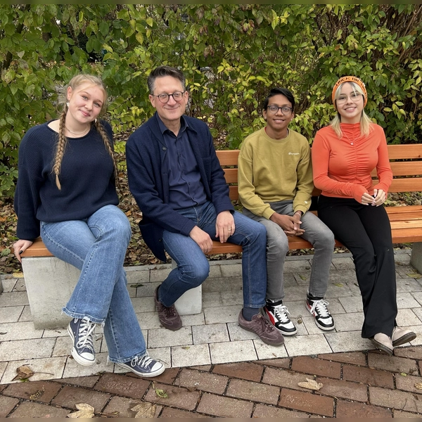 Die Schulleitung und das Landratsamt unterstützten bei der Aufstellung der Bank.  (Foto: Förderverein des Josef-Effner-Gymnasiums)
