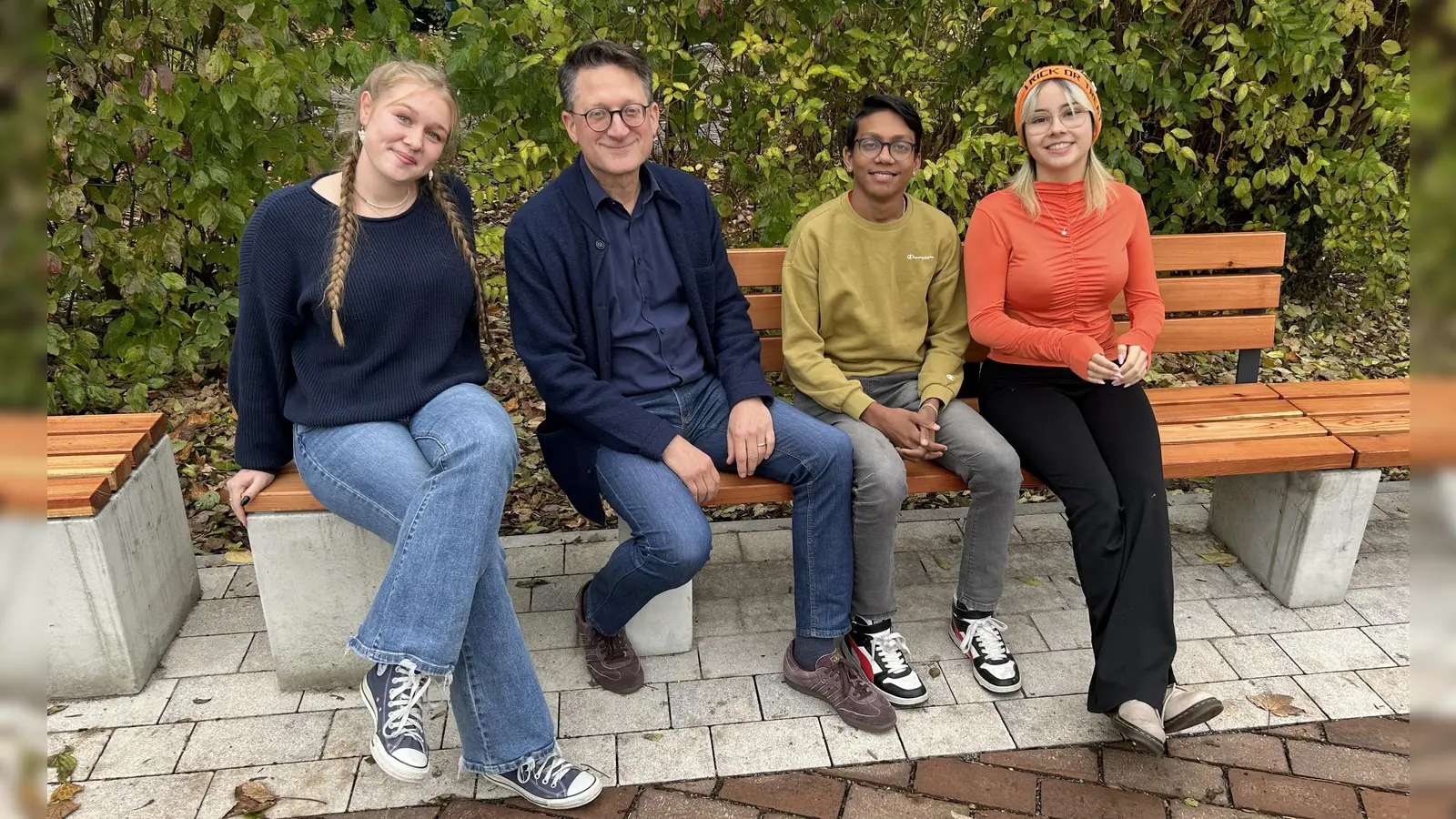 Die Schulleitung und das Landratsamt unterstützten bei der Aufstellung der Bank.  (Foto: Förderverein des Josef-Effner-Gymnasiums)