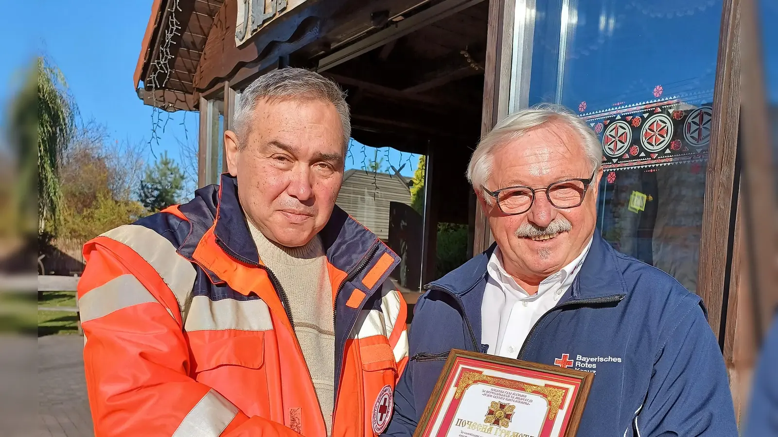 Walerij Startschenko (li) und Hans Ramsteiner (hier bei einer Auszeichnung) wollen ein Haus Ukraine-Hilfe. (Foto: BRK)