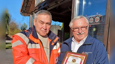 Walerij Startschenko (li) und Hans Ramsteiner (hier bei einer Auszeichnung) wollen ein Haus Ukraine-Hilfe. (Foto: BRK)