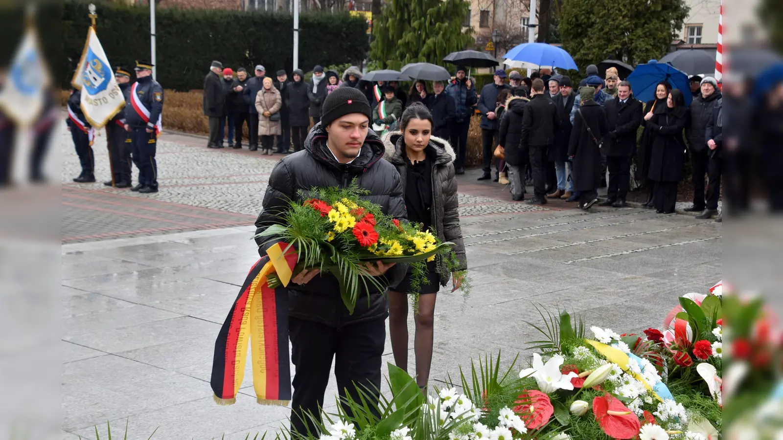 Sana Tawaf und Luis Schneider, beide vom Jugendkreistag Dachau, bei der Kranzniederlegung zum Gedenken der Opfer des Krieges. (Foto: Rafał Lorek)