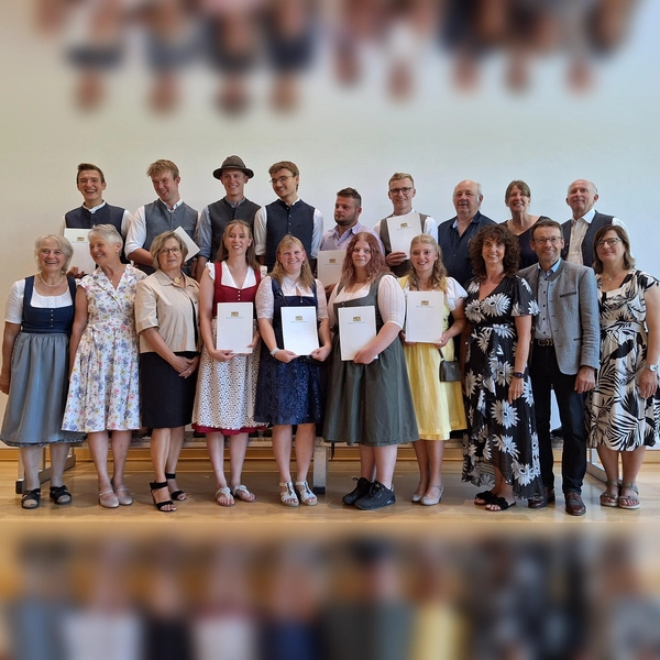 Die Absolventinnen und Absolventen der Ausbildung zur Landwirtschaft aus dem Landkreis Dachau mit den Ehrengästen. (Foto: AELF FFB)