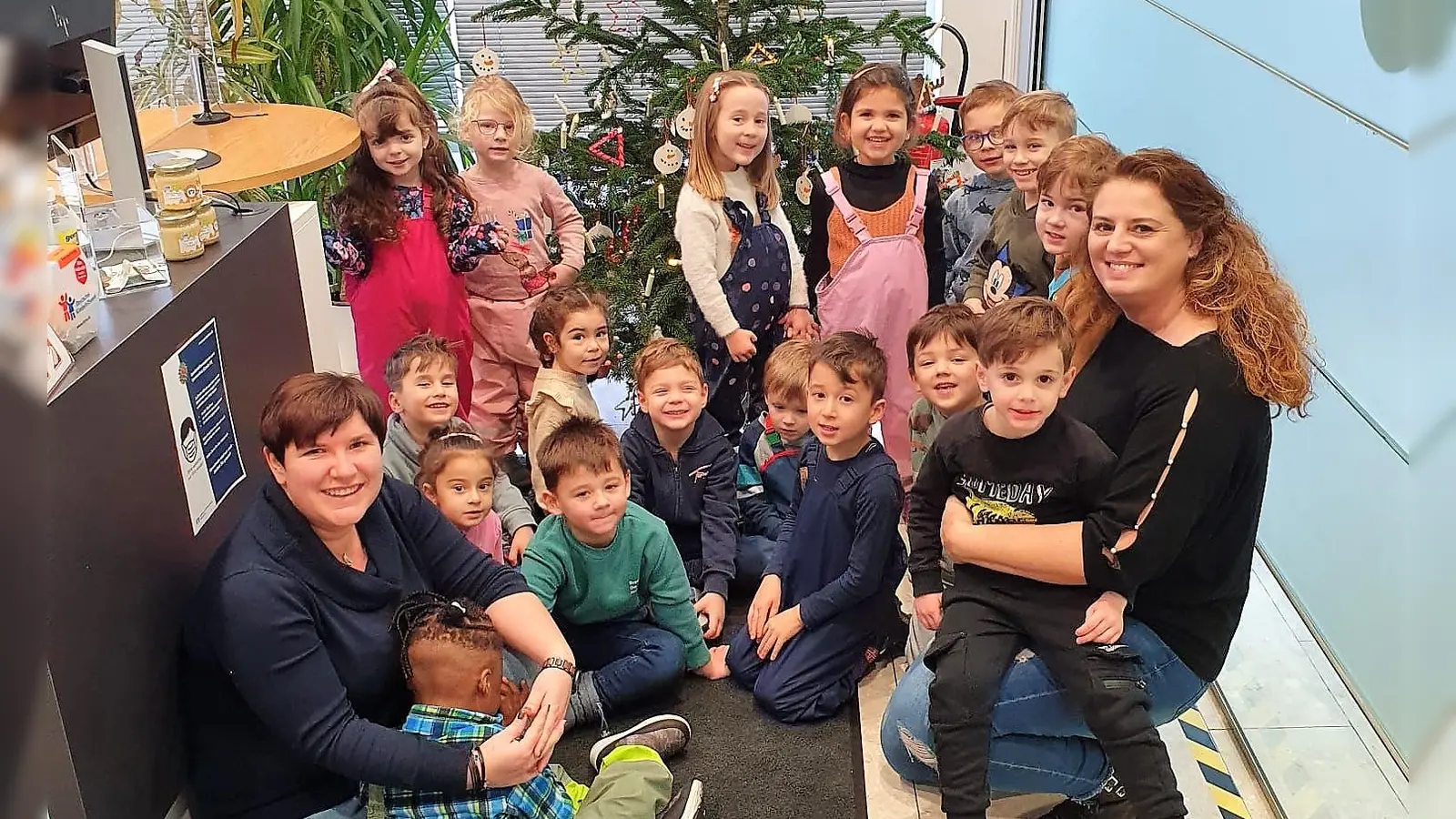 Die fleißigen Bastelkinder schmückten den Christbaum in der VR Bank Karlsfeld. (Foto: Christiane Neubauer)