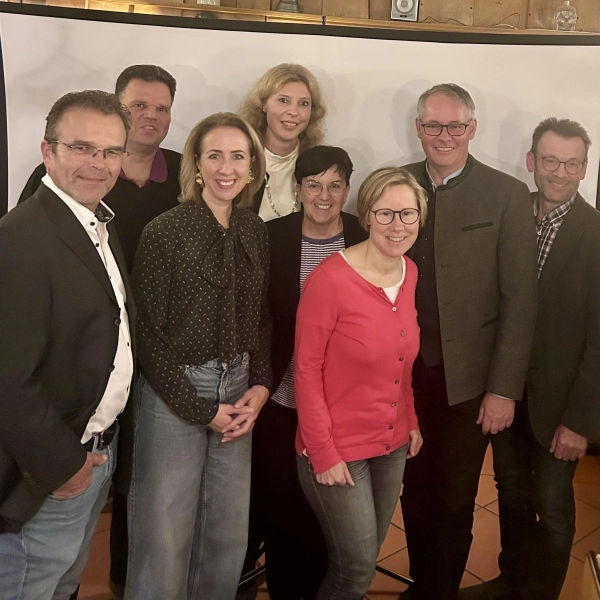 Markus Arnold, Martin Hofmann, Stephanie Burgmaier, Ramona Fruhner, Martina Engelmann, Elisabeth Riedlberger, Thomas Schwarzenberger, Josef Riedlberger (v. r.).  (Foto: CSU/Bezirk Dachau)