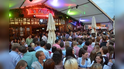 Ein gelungenes Konzept: uriges, gemütliches Volksfestzelt in Hütten-Optik und stilvolle Partyzone. (Foto: Altstadthotel Zieglerbräu)