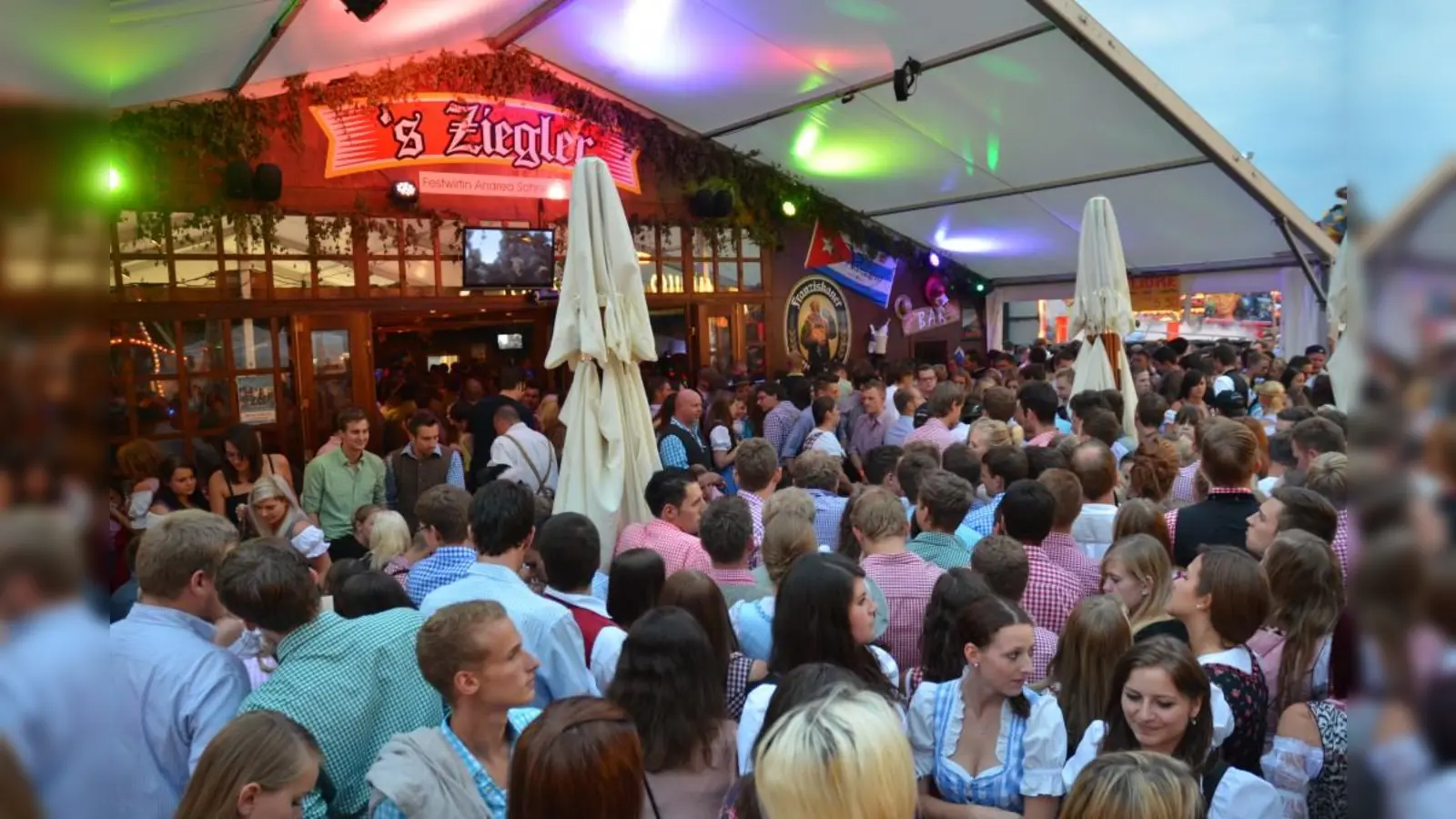 Ein gelungenes Konzept: uriges, gemütliches Volksfestzelt in Hütten-Optik und stilvolle Partyzone. (Foto: Altstadthotel Zieglerbräu)