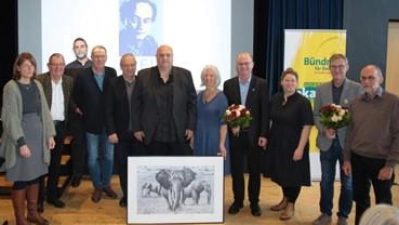 Der Preisträger (Mitte) inmitten der Vorstandschaft und der Jury. Zu seinen Füßen ein Kunstwerk von Heiko Klohn als Teil der Ehrengabe:<br> (Foto: Bündnis für Dachau)