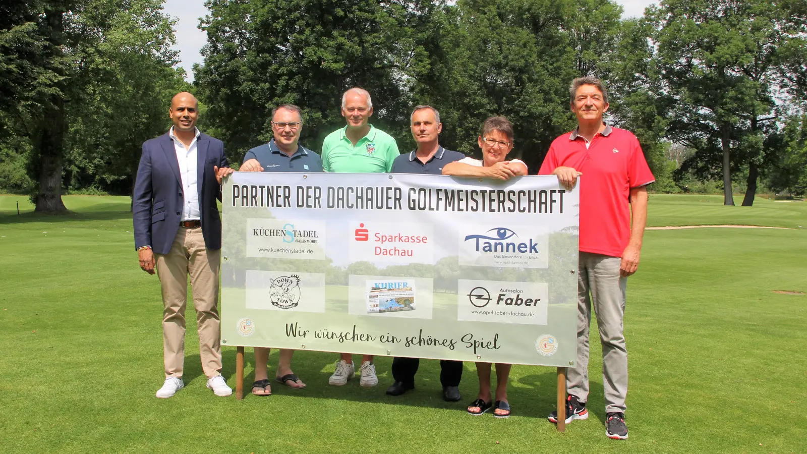 Auch 2022 bleiben die Hauptsponsoren den Dachauer Golfmeisterschaften treu: (von li) Rishi Sharma (Sparkasse Dachau), Jürgen Schreier (Küchenstadel Ampermoching), Organisator Jochen Neuwert (Down Town Fashion), Josef und Ingrid Faber (Autosalon Faber) und Ernst Kreisl (Dachauer KURIER).<br>Es fehlt Christian Tannek (Optik Tannek). (Foto: chk)