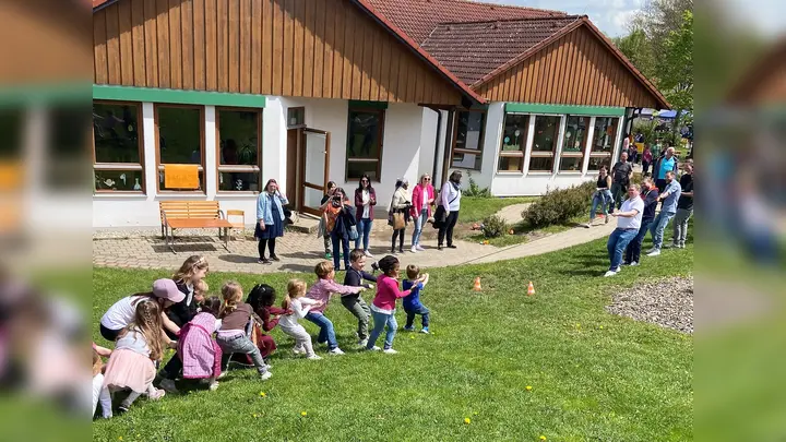 Wer ist stärker? Kinder und Eltern beim Seilziehen. (Foto: BRK Dachau)