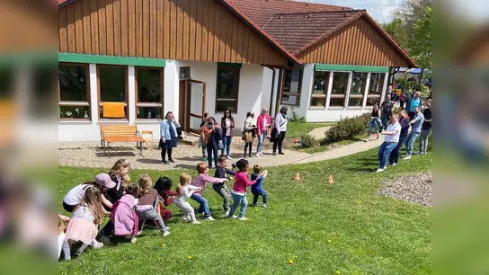 Wer ist stärker? Kinder und Eltern beim Seilziehen. (Foto: BRK Dachau)