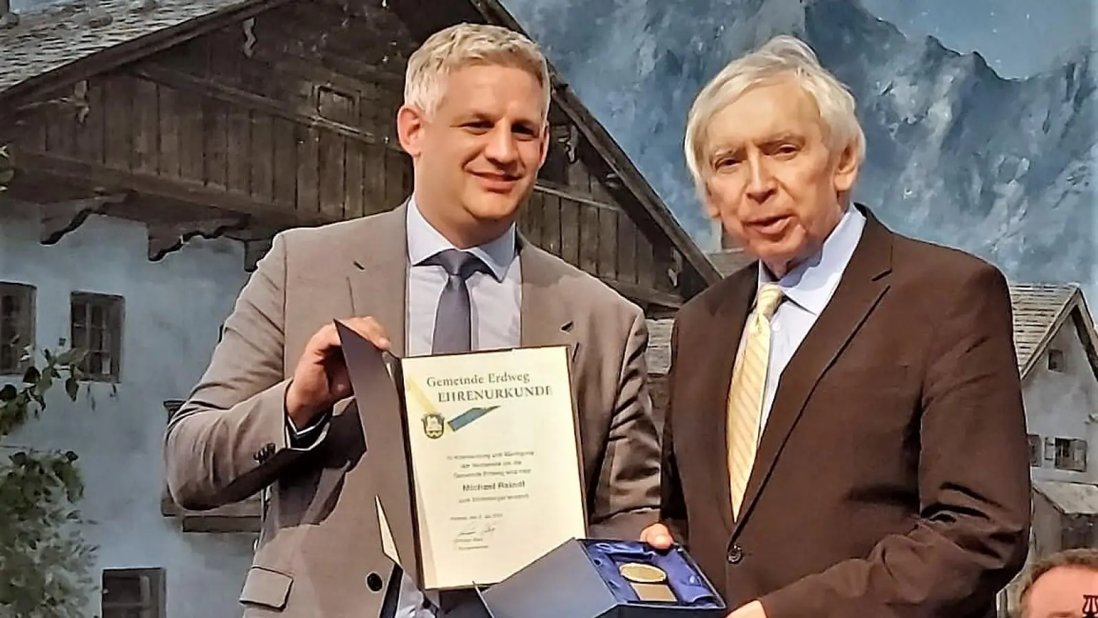Bürgermeister Blatt (li) überreichte Altbürgermeister Reindl die Auszeichnungen als Ehrenbürger der Gemeinde. (Foto: Gemeinde Erdweg)