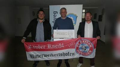 Markus Weigerstorfer, 1. Vorstand, Christian Blatt, 1. Bürgermeister, und Maximilian Menschner (von li) bei der Übergabe des Spendenscheins. (Foto: Gemeinde Erdweg)