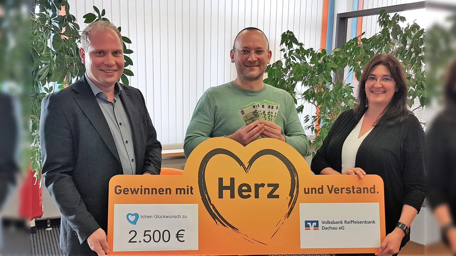 Hauptgeschäftsstellenleiter Josef Stichlmair und Christine Bucher gratulieren Krassimir Iwanov (Mitte) zum Gewinn. (Foto: VR Bank)