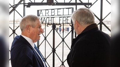 Vorsitzender der U.S. Helsinki-Kommission Joe Wilson (links) und Stiftungsdirektor Karl Freller vor dem Eingangstor zur KZ-Gedenkstätte. (Foto: Stiftung Bayerische Gedenkstätten)