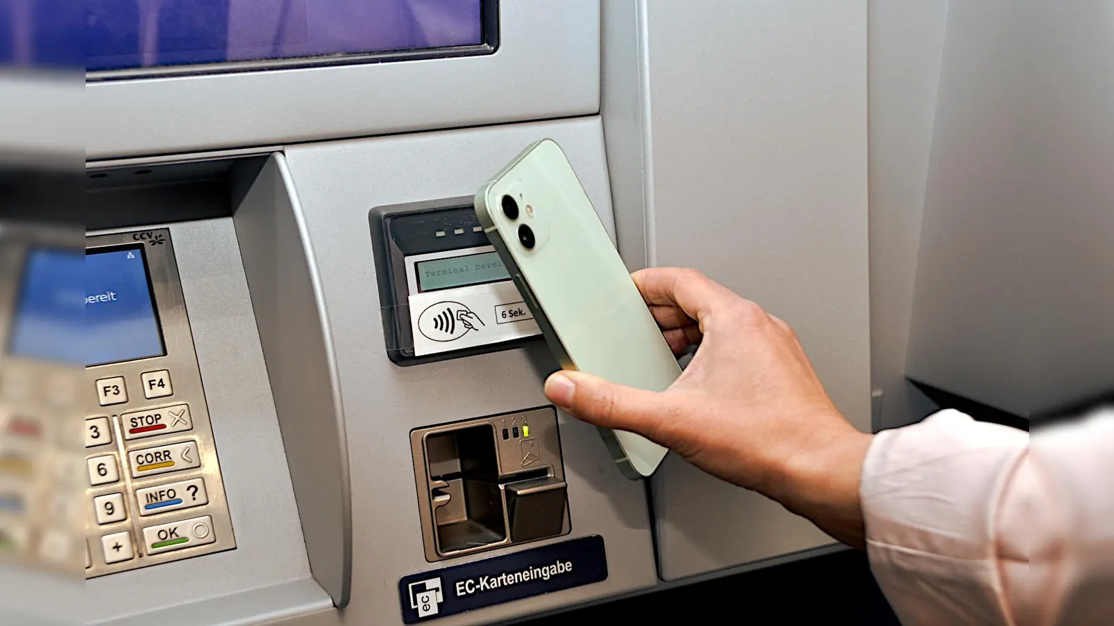 An den umgerüsteten Kassenautomaten kann man ab sofort auch per App bezahlen. (Foto: LA Dachau/Veronika Plajer)