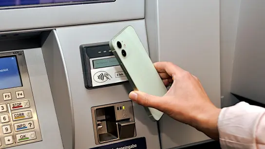 An den umgerüsteten Kassenautomaten kann man ab sofort auch per App bezahlen. (Foto: LA Dachau/Veronika Plajer)