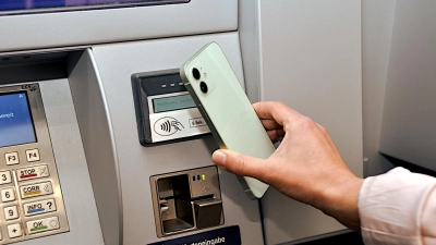 An den umgerüsteten Kassenautomaten kann man ab sofort auch per App bezahlen. (Foto: LA Dachau/Veronika Plajer)