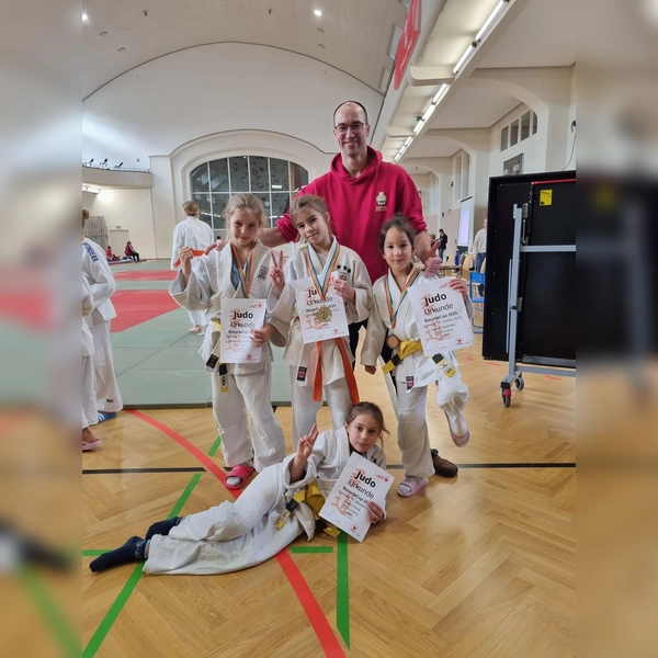 Erfolgreiche Gündinger U11: Clara Frank (liegend), Mara-Lina Gasteiger, Mira Wegner und Sahra Aslanbas (v. l.), dahinter: Trainer Lars Wegner. (Foto: SV Günding )