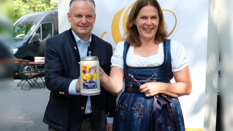 Stellten gemeinsam den aktuelle Sammlerkrug vor: Wiesn-Chef Christian Scharpf und Bürgermeisterin Verena Dietl.  (Foto: Robert Bösl)