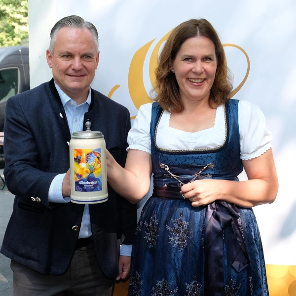 Stellten gemeinsam den aktuelle Sammlerkrug vor: Wiesn-Chef Christian Scharpf und Dritte Bürgermeisterin Verena Dietl.  (Foto: Robert Bösl)