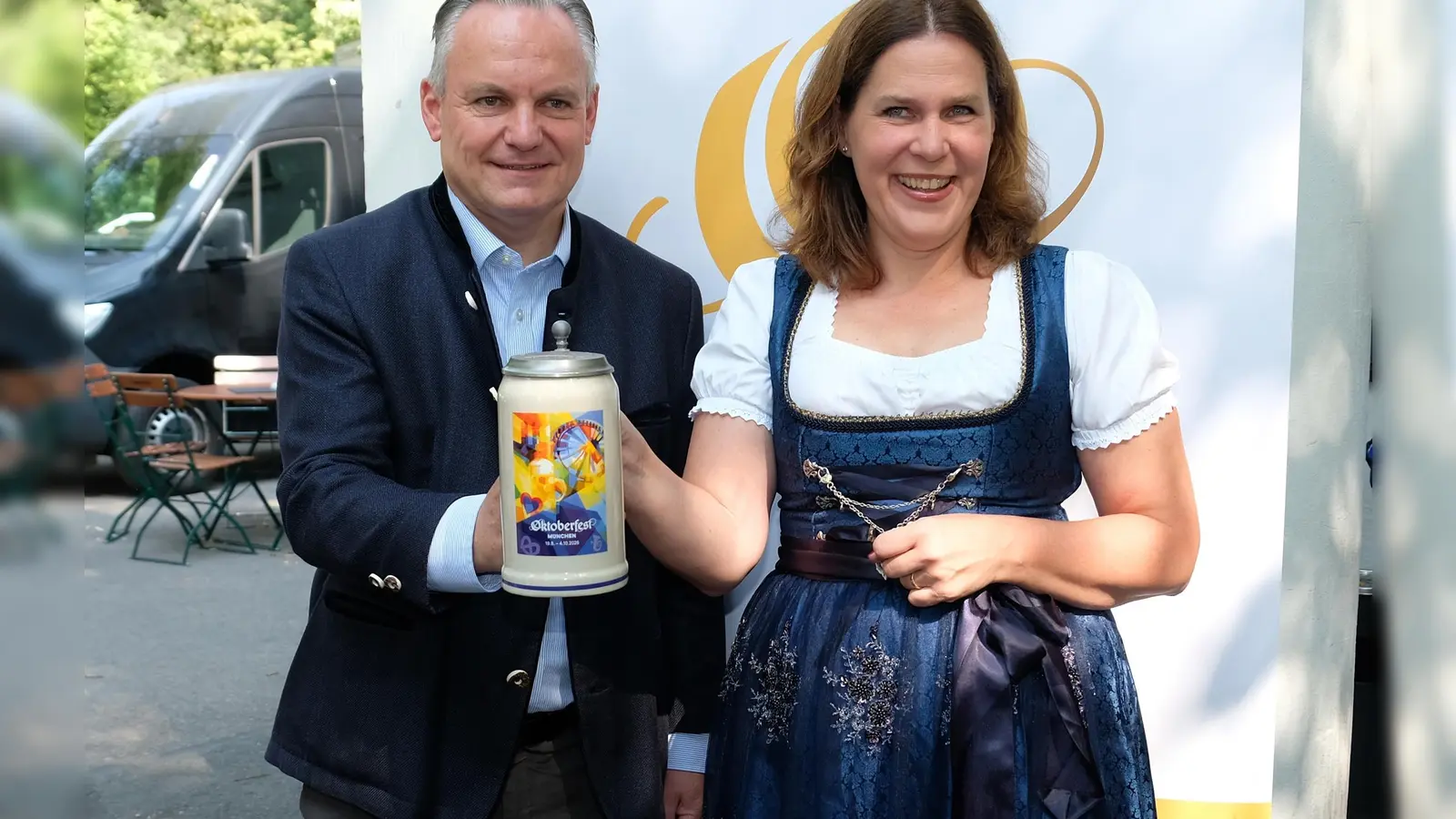 Stellten gemeinsam den aktuelle Sammlerkrug vor: Wiesn-Chef Christian Scharpf und Dritte Bürgermeisterin Verena Dietl.  (Foto: Robert Bösl)