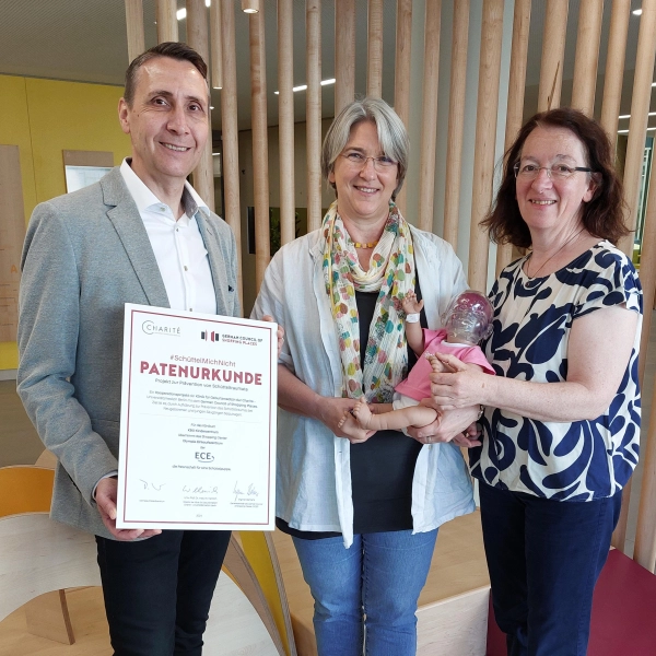 Eine Schüttelpuppe für die Münchner Schreibbabyambulanz: Torsten Keller, Center Manager der ECE Marketplaces, bei der Übergabe der Simulationspuppe an Dr. MargretZiegler (rechts) und Ruth Wollwerth de Chuquisengo (Mitte). (Foto: kbo)