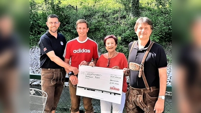Martin Schaffer (1. Vorstand), Werner Seif und Klaus Peter Zeyer (von li) überreichen Edda Drittenpreis den Spendenscheck. (Foto: BRK Dachau)