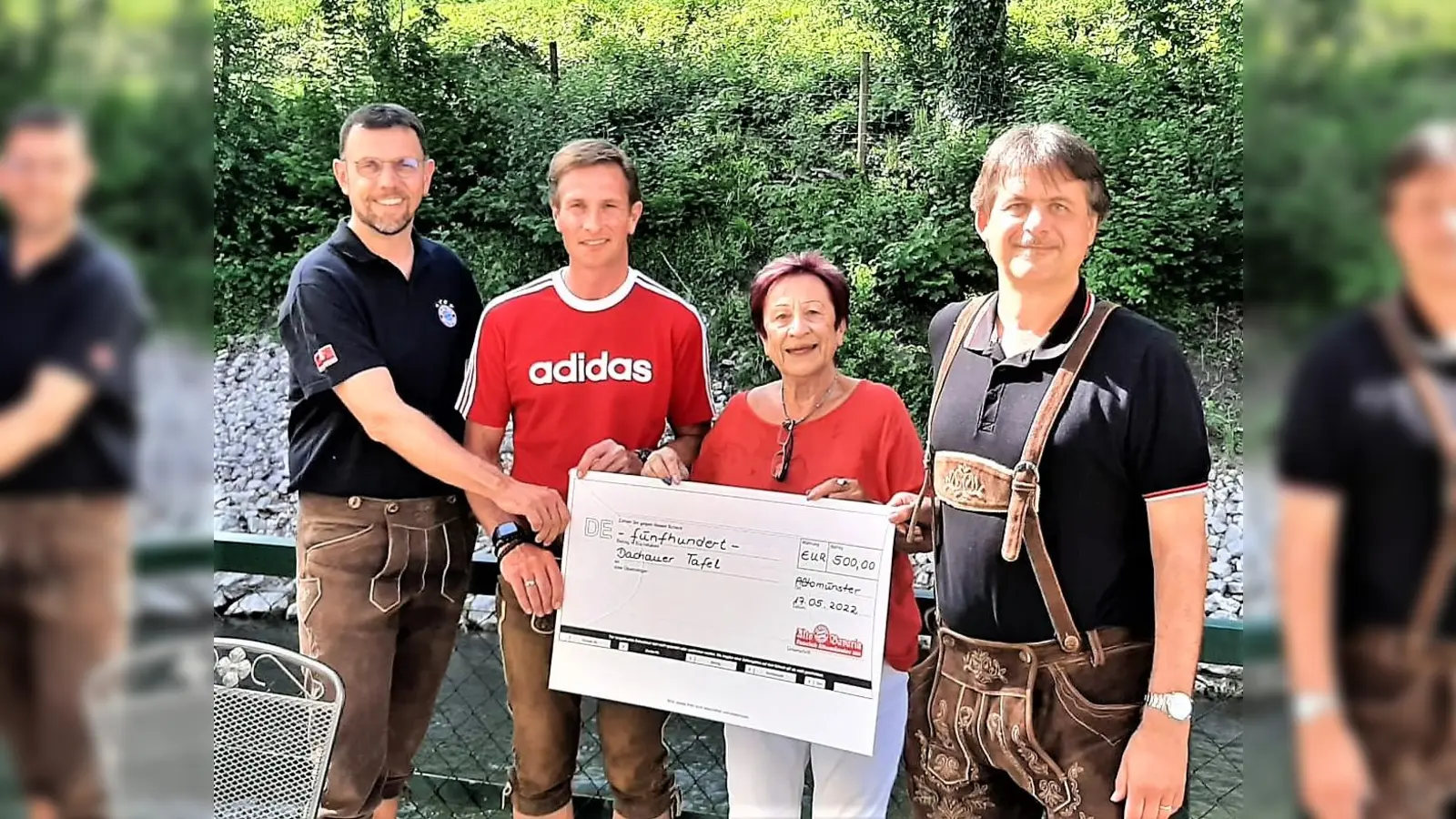 Martin Schaffer (1. Vorstand), Werner Seif und Klaus Peter Zeyer (von li) überreichen Edda Drittenpreis den Spendenscheck. (Foto: BRK Dachau)