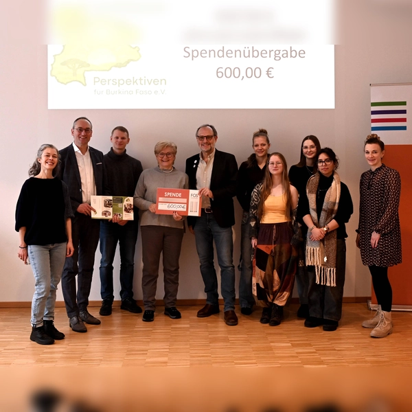 Freude bei der Spendenübergabe (von links): Theresa Winnen (Mitarbeiterin der Schulleitung der FOS), Bernhard Seidenath (Vorsitzender des Vereins „Perspektiven für Burkina Faso“), Vereins-Geschäftsführer Dominik Zachmann, seine Vorgängerin und Schatzmeisterin Irmgard Hetzinger-Heinrici, Franz Elender, (Vorsitzender des Schulvereins Fachoberschule Dachau e.V.) mit Spanischlehrerin Verena Bock, einer Schülersprecherin sowie drei Schülerinnen, die den Tapas-Stand betreut hatten. (Foto: sch)
