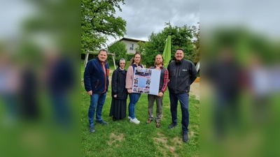 Scheckübergabe (von links): Bernhard Rückert, Planer (Bauleitung), Sr. Gabriele M. Konrad (Generaloberin der Franziskanerinnen), Jasmin König (Leiterin Kita Benjamin), Danilo Weber (stellv. Leiter Kita Benjamin) und Jürgen Gabler. (Foto: pi)