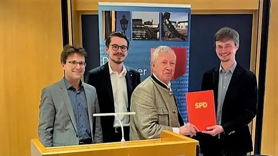 Ehrung für Hans Kimm (3. von li) mit OB Florian Hartmann, Dennis Behrendt und Sören Schneider (von li). (Foto: SPD Dachau)