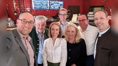 Beim CSU Weißwurst-Wirtschafts-Gipfel (von li) Bernhard Seidenath, Werner Braun, Stephanie Burgmaier, Sebastian Zollbrecht, Christine Unzeitig, Clemens Baumgärtner und Christian Hartmann. (Foto: CSU)