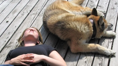 Gemeinsames Sonnenbad. In den heißen Mittags- und Nachmittagsstunden sollten sich Hund und Mensch in den Schatten zurückziehen. (Foto: dek)