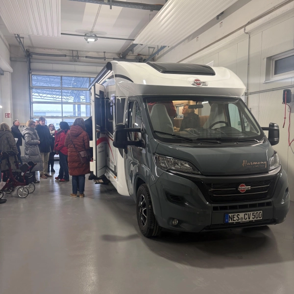 Viele interessierte Akteure aus dem Gesundheitsbereich besichtigten das Pflege-Übungswohnmobil.<br> (Foto: LRA Dachau, Sina Török)