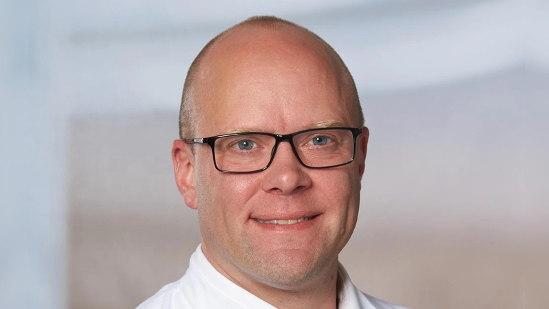 Dr. med. Björn Johnson, Chefarzt Geriatrie an der Helios Amper-Klinik Indersdorf, informiert über den Umgang mit Demenz. (Foto: Helios)