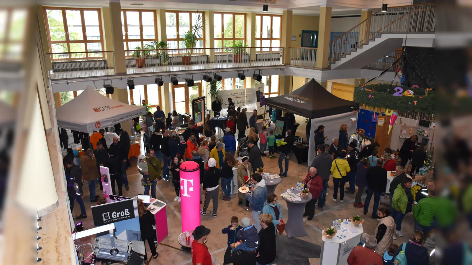 Die kleine Gewerbeschau in Erdweg war sehr gut besucht. (Ölsner Werbung: coe)