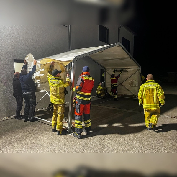 Feuerwehrler aus Hebertshausen errichteten mit Hilfe des THW Ortsverbandes Dachau das Logistikzentrum. (Foto: KBI Dachau)