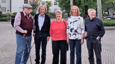 Gründungsmitglieder des Kunstkreises (von li) Wolfgang Seehaus, Klaus Herbrich, Otti Patzelt, Anita Neuhaus und Dieter Kleiber-Wurm. (Foto: Kunstkreis Karlsfeld e.V.)
