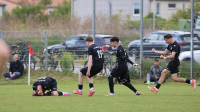 Reisenjubel bei der U17 nach dem Aufstieg in die BOL. (Foto: red)