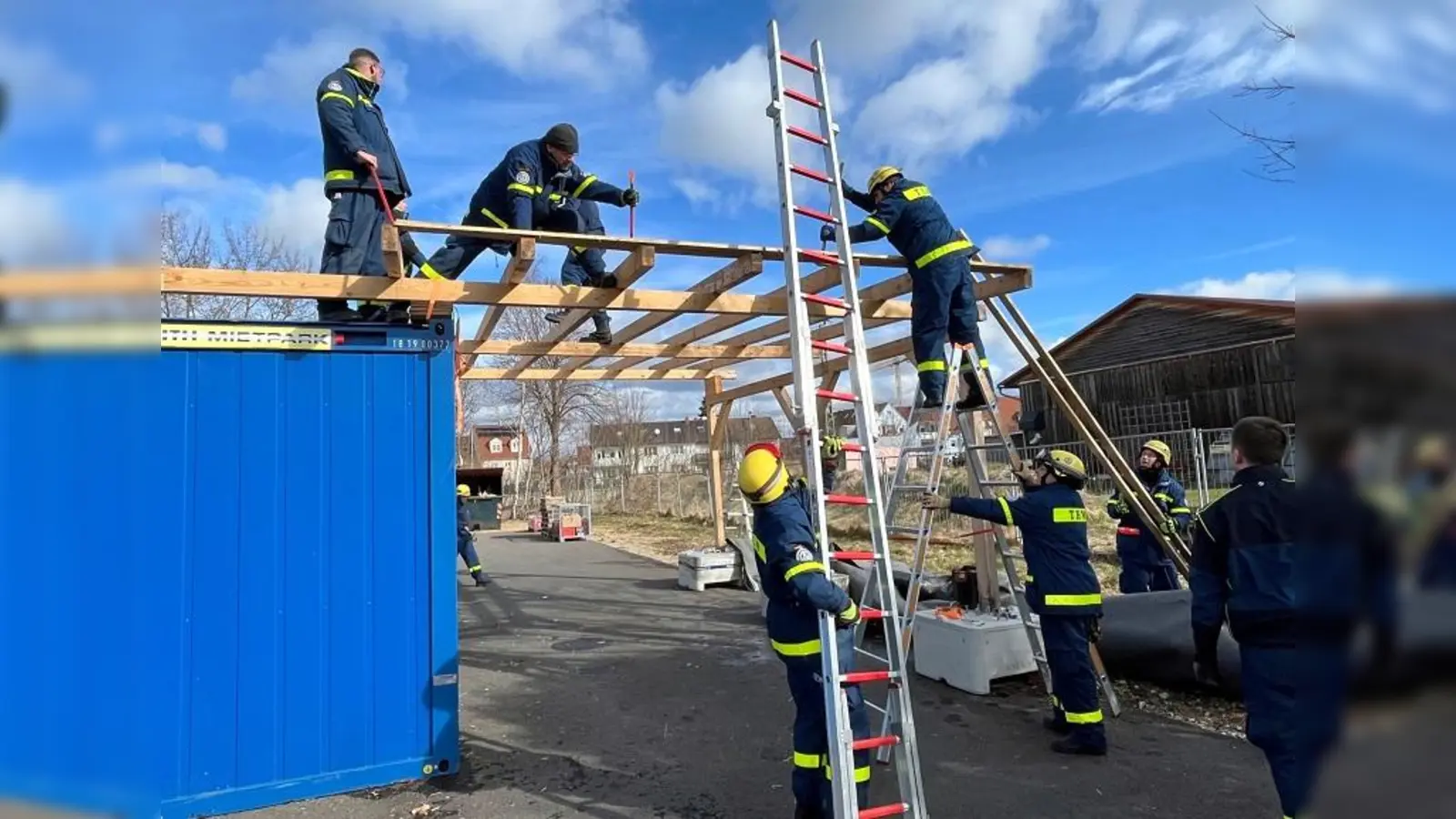 Wieder sind unzählige ehrenamtliche Arbeitsstunden nötig für den Abbau der Corona-Teststation. (Foto: KFV Dachau)