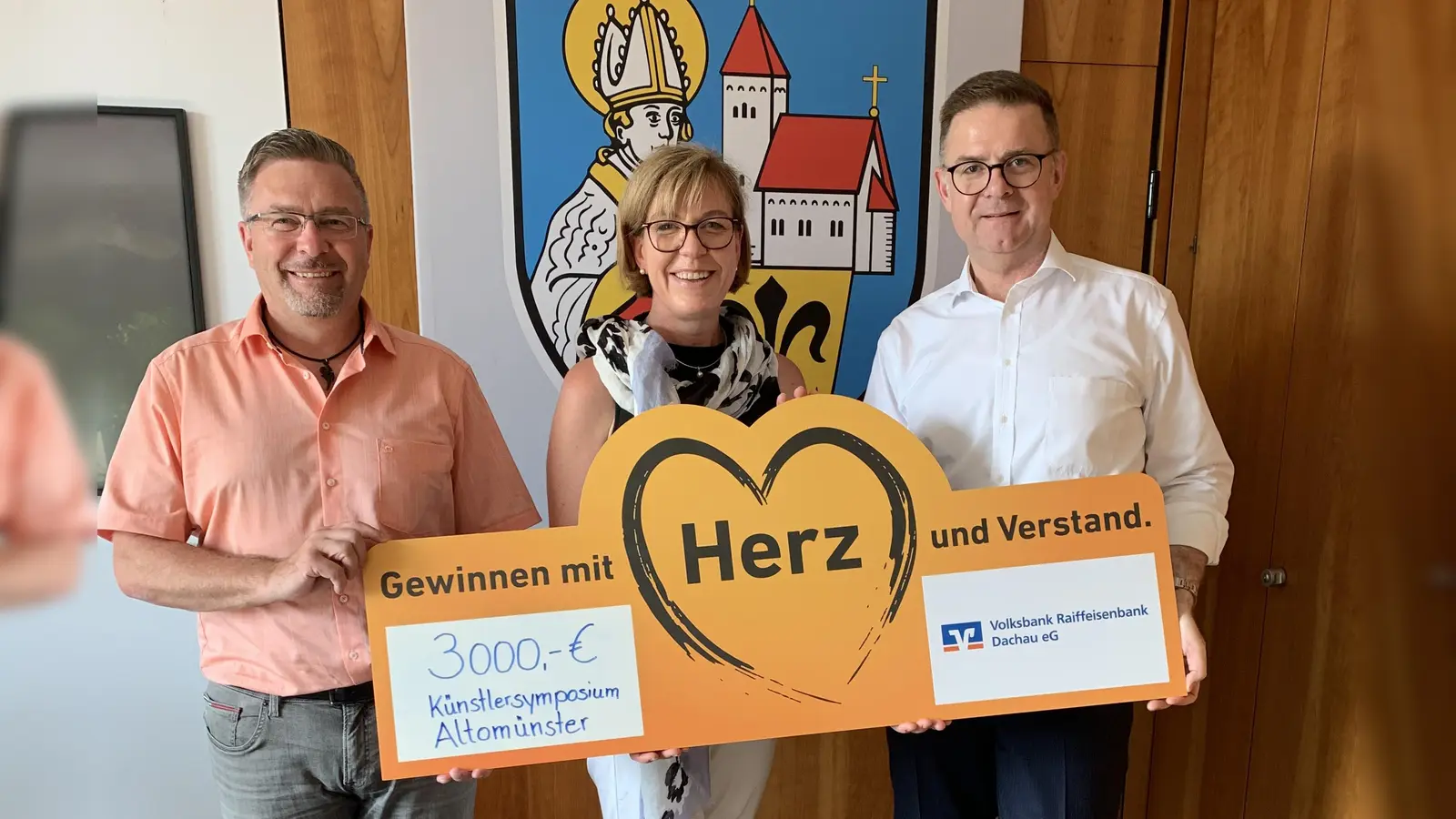 Johann Schöpfel (re.) überreicht im Rathaus Altomünster die Spende an Susanne Allers und Michael Reiter. (Foto: VR-Bank)