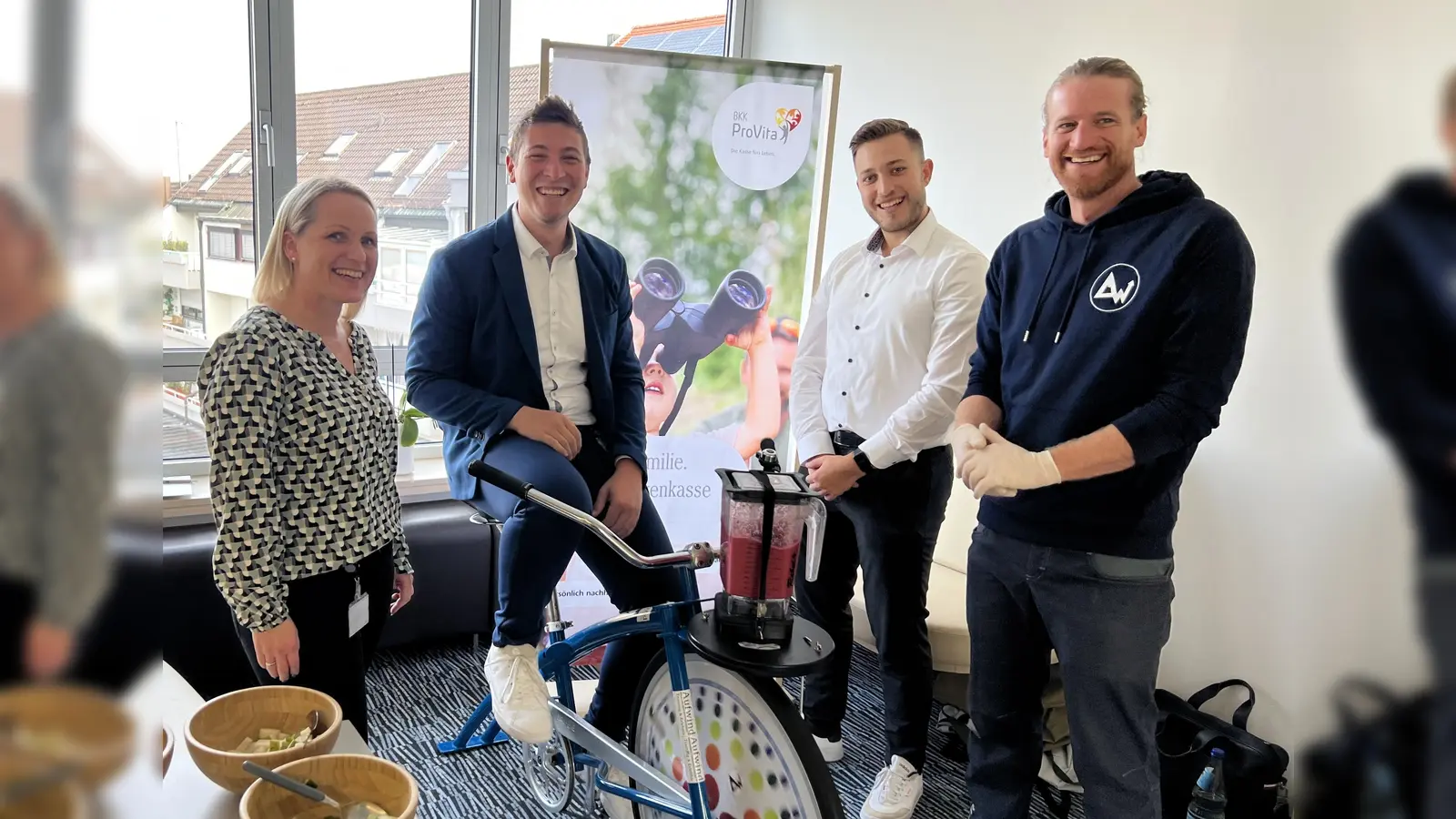 Aus dem BGM-Team Bianca Reichlmair und León Hermann mit Florian Fink von der BKK ProVita und Sporttrainer Sebastian Fröbel (von li).  (Foto: VR Bank)