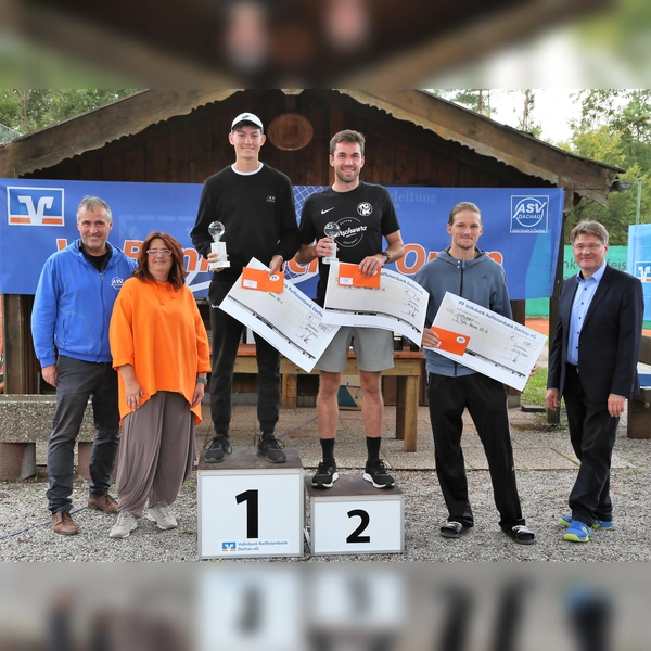 Die Sieger im Herren A Einzel Robin Stiefel (2. Platz), Ben Brandl (1. Platz) und Nils Hauken (3. Platz) mit Thomas und Astrid Gerstner (li) und Michael Reischl (re). (Foto: VR-Bank Dachau)