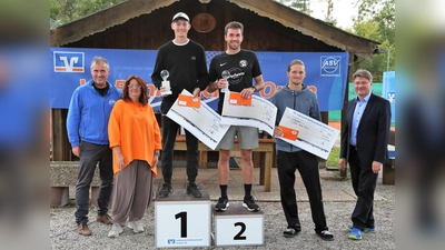 Die Sieger im Herren A Einzel Robin Stiefel (2. Platz), Ben Brandl (1. Platz) und Nils Hauken (3. Platz) mit Thomas und Astrid Gerstner (li) und Michael Reischl (re). (Foto: VR-Bank Dachau)