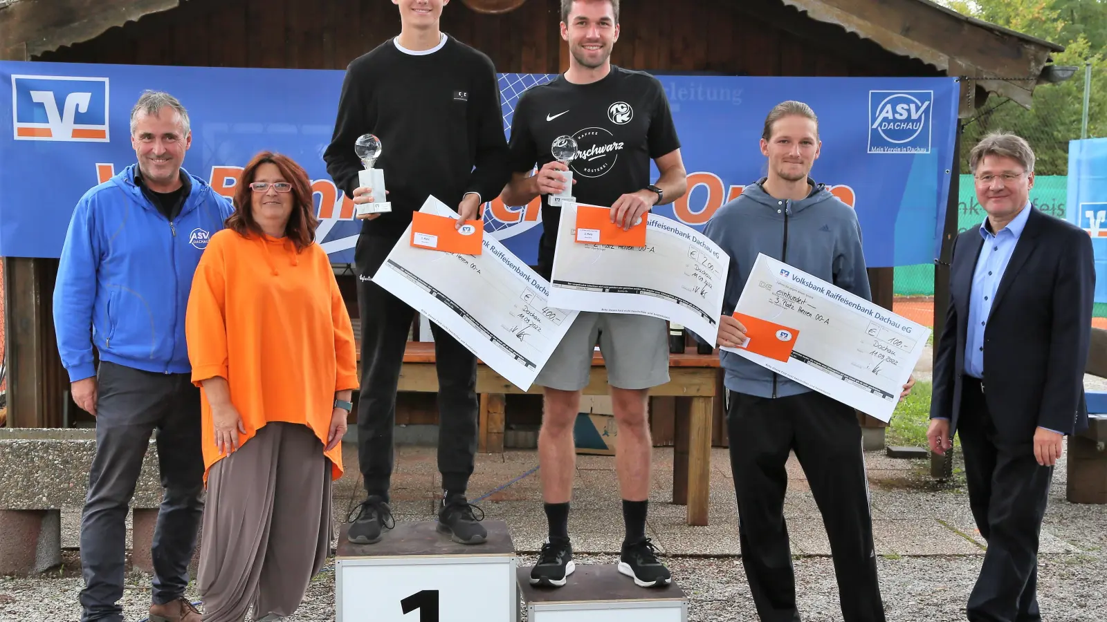 Die Sieger im Herren A Einzel Robin Stiefel (2. Platz), Ben Brandl (1. Platz) und Nils Hauken (3. Platz) mit Thomas und Astrid Gerstner (li) und Michael Reischl (re). (Foto: VR-Bank Dachau)